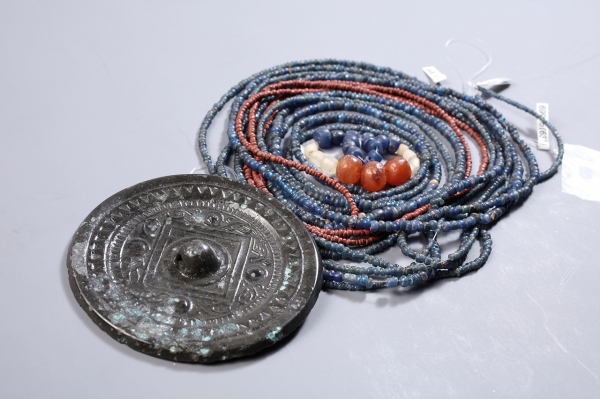 전시작품(청동거울 및 구슬)