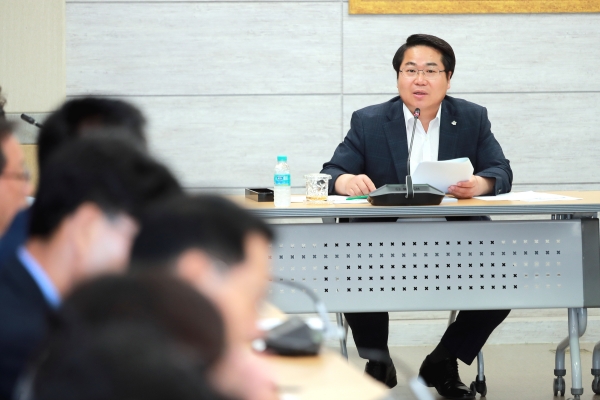 7월 확대간부회의를 주재하는 오세현 시장
