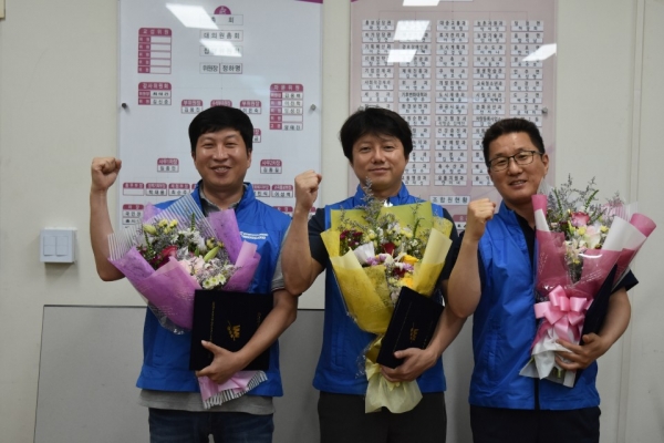 제6대 아산시공무원노동조합 당선자(가운데 위원장 정하명, 오른쪽 수석  부위원장 김진민, 왼쪽 사무국장 김용진).