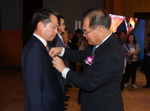 조소행 농협중앙회 충남지역본부장에게 농업‧농촌 발전 유공 대통령표창 전수