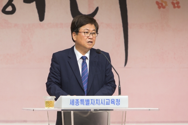 최교진 교육감이 7월 월례조회에서 ‘혁신 2기 1주년’을 기념하며 직원들에게 고마움을 표하고 있다.