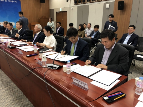 청양군, 3개 기업과 산업단지 입주 협약 서명식.