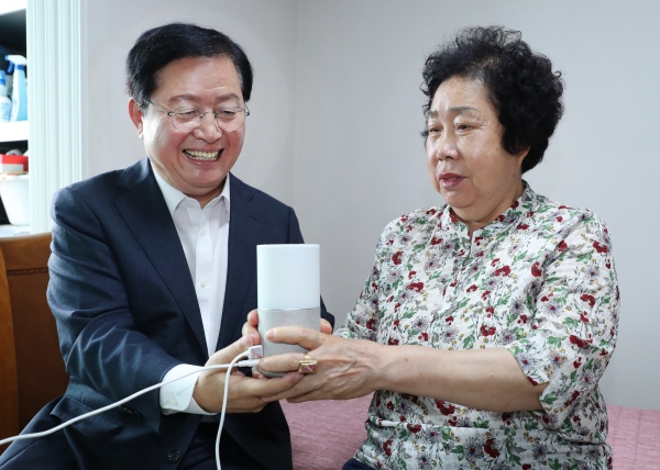 사회적약자 200가구에 AI스피커 설치 행복한 일상 공유