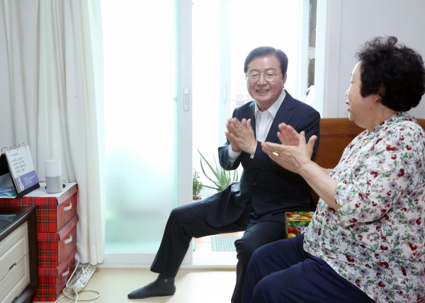 사회적약자 200가구에 AI스피커 설치 행복한 일상 공유