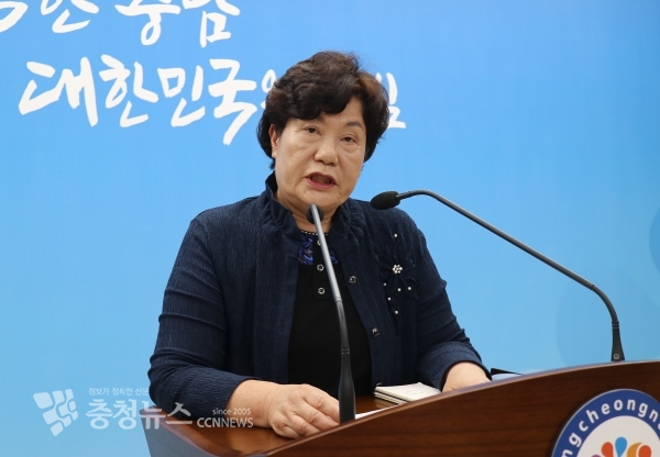 양승숙 충남여성정책개발원장이 2일 충남도청에서 기자회견을 갖고 있다.