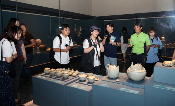 ‘여행전문 소셜네트워크서비스 인플루언서’들을 대상으로 태안의 아름다운 자연을 소개하는 ‘팸투어(답사여행)’를 실시해 큰 호응을 얻었다. 사진은 팸투어 모습.