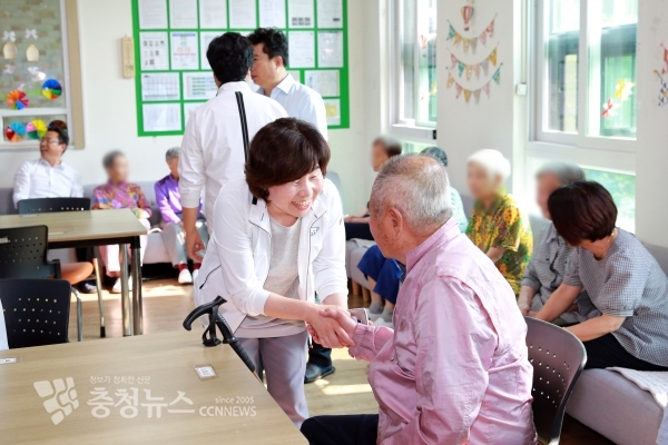 아산시의회 의원들이 어르신들과 말벗을 나누고 있다