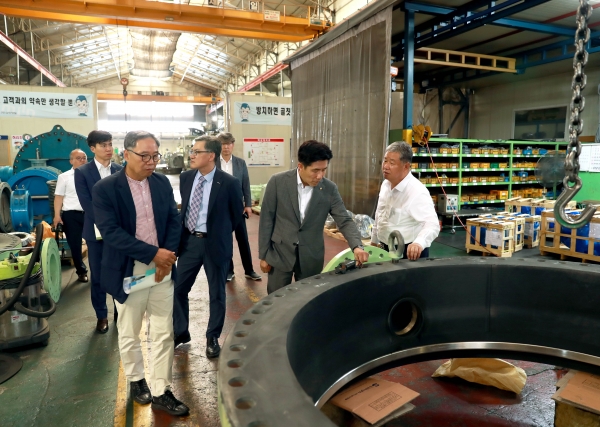 한밭대 최병욱 총장이 ㈜삼진정밀을 방문하여 시설 장비를 둘러보고 있다.(우측부터 1번째, ㈜삼진정밀 정태희 대표, 2번째 한밭대 최병욱 총장)