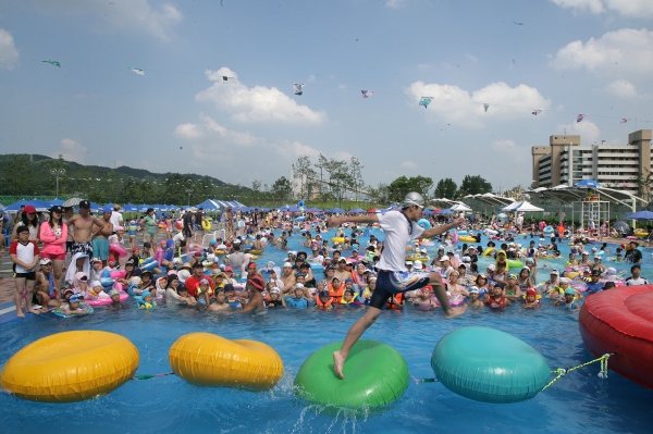 로하스 야외 수영장 모습