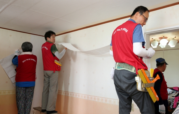 태안읍 인평리의 한 취약계층 농가에서 봉사활동을 펼치고 있는 태안군 귀농귀촌 정착협의회 모습.