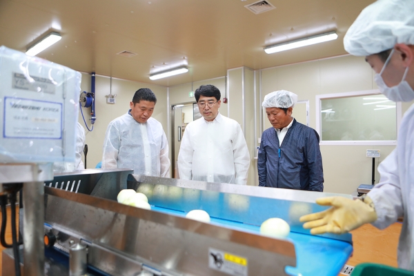 풍작으로 농산물들이 판매부진을 겪고 있는 가운데 서산양파 1,800톤(6억 3천만원 상당)이 대만 등 동남아로 본격 수출 (맹정호 시장이 양파 세척 포장작업 공정을 돌아보고 있다)