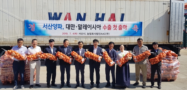 초도물량 24톤이 선별작업을 마치고 대형 컨테이너 차량에 실려 부산항으로 보내