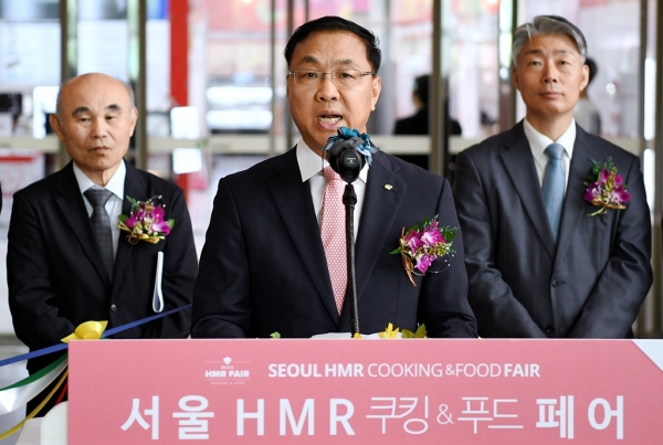 2019 서울 HMR 쿠킹&푸드페어 개막식에서 축사를 하는 aT 신현곤 식품수출이사