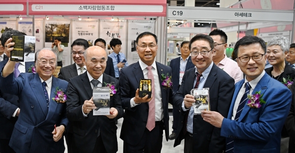 2019 서울 HMR 쿠킹&푸드페어 전시장에서 관계자들과 전시상품을 살펴보는 aT 신현곤 식품수출이사(사진 왼쪽에서 세 번째)