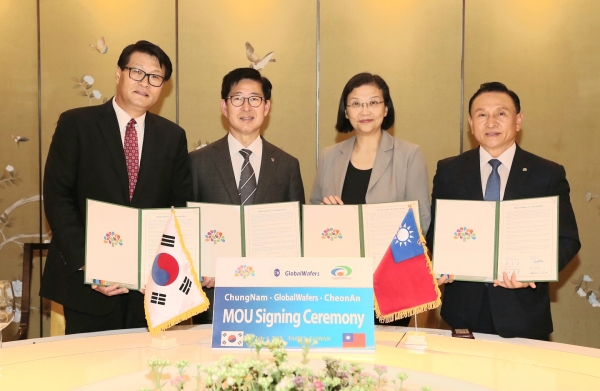 구본영 시장(맨 오른쪽)이 지난 4일 오후 대만 타이베이 하얏트호텔에서 양승조 충남도지사(왼쪽 두 번째), 도리스 슈(오른쪽 두 번째) 글로벌웨이퍼스(GlobalWafers) 회장, 조찬래 엠이엠씨코리아 대표(맨 왼쪽)과 3,000만 불 상당의 투자협약(MOU)을 체결하고 기념사진을 찍고 있다.