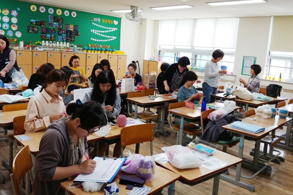 라온누리 행복학습센터 주민들이 보드게임센터에서 책놀이지도 수업을 받고 있다.