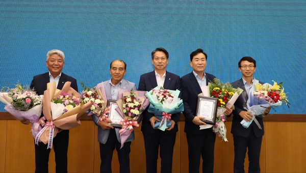 조소행 충남농협 본부장이 사업추진 우수 농축협에 대한 부문별 시상