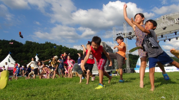금강여울-고무신던지기