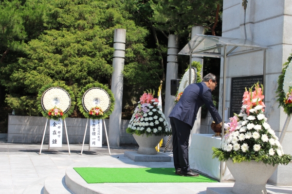 한국도로공사 고채석 경영본부장이 헌화와 분향을 하고 있다.