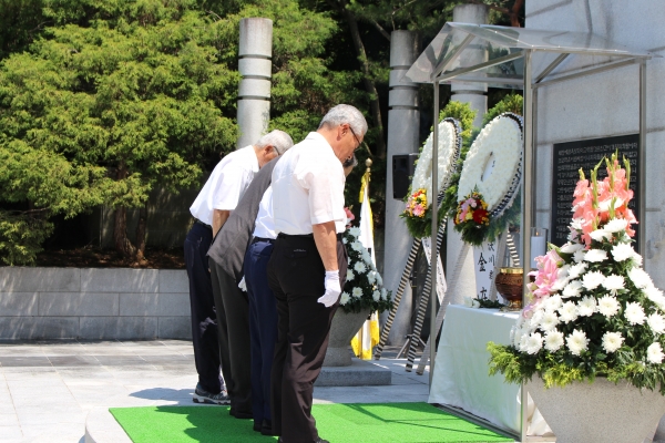 (사)경부고속도로 건설기념사업회 회원이 헌화와 분향을 하고 있다