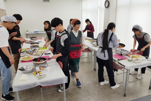 친환경 먹거리인 태안의 로컬푸드를 널리 알리기 위해 ‘2019년 청소년셰프 인(in) 로컬식당 2차 프로그램’을 운영한다. 사진은 ‘2019년 청소년셰프 인(in) 로컬식당’ 1차 활동 모습.