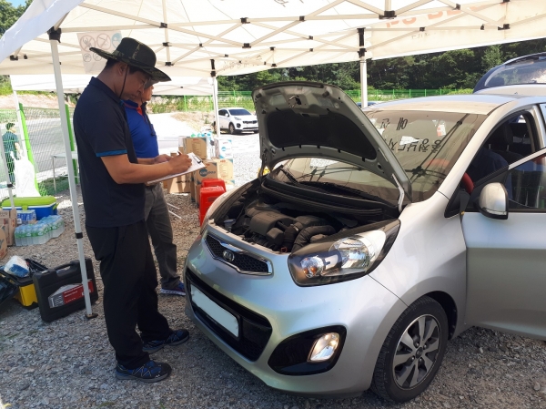 6일 예당관광지 임시주차장에서 진행된 무료 차량 점검행사에서 정비사가 관광객의 차량을 점검하고 있다.