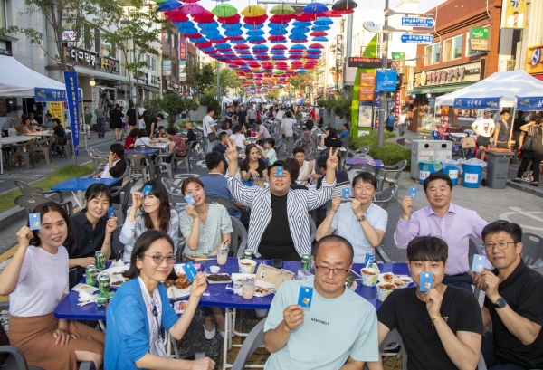 축제 참석자들이 대덕e로움 카드를 들고 포즈를 취하고 있는 모습
