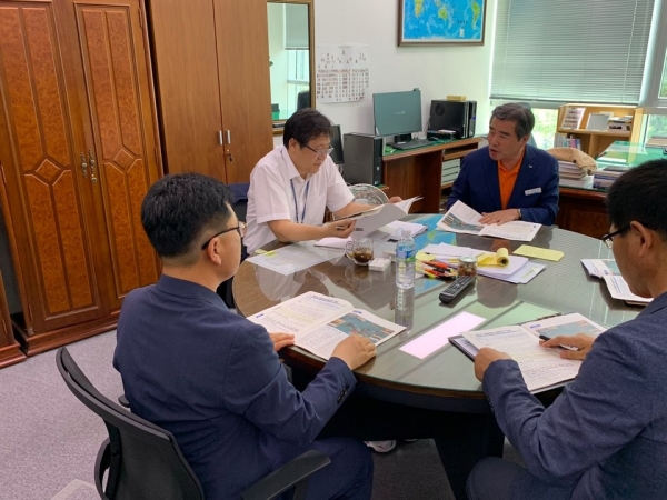 기획재정부 방문 내년도 국비 사업 건의 장면(가운데 흰 셔츠 안일환 예산실장, 우측 김동일 보령시장)