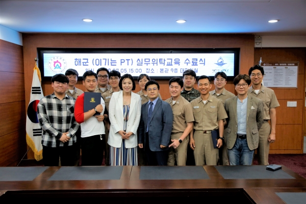 '이기는 PT’ 실무위탁교육 수료식 후 기념사진 촬영 모습