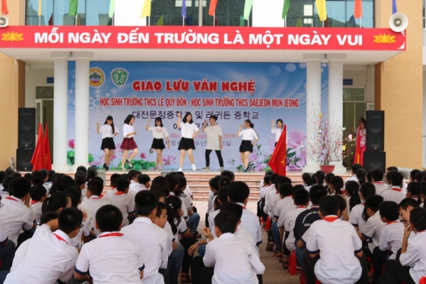 지난 5월, 대전 문정중학교 청소년들이 베트남 박장시를 방문하여 교류를 가졌다