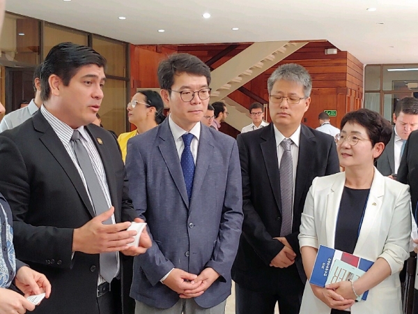 카를로스 알바라도 쿠에다 코스타리카 대통령(왼쪽 첫 번째)로부터 사회연대경제에 사례에 대한 설명을 듣는 박정현 대덕구청장(오른쪽 첫번째)정원오 서울 성동구청장(왼쪽 두 번째)과 통역자