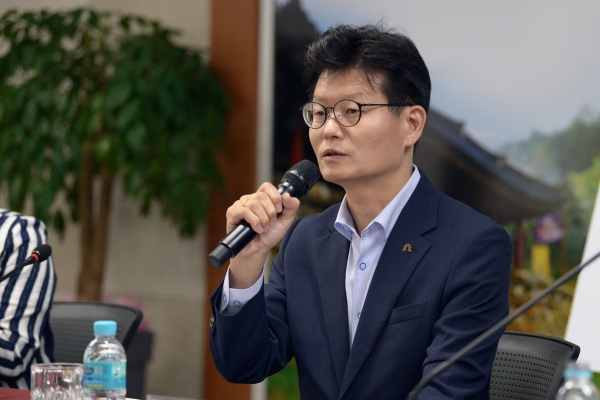 9일 반포면 시민과의 대화를 진행 중인 김정섭 공주시장