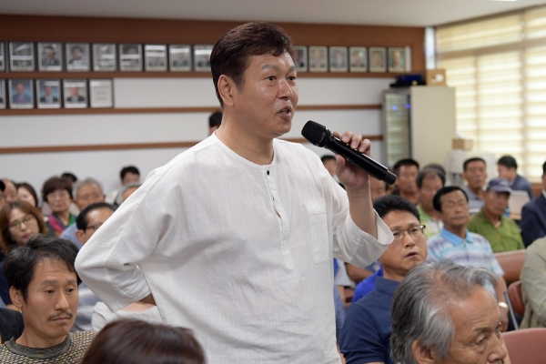 반포면 시민과의 대화에서 질문하는 반포면 주민