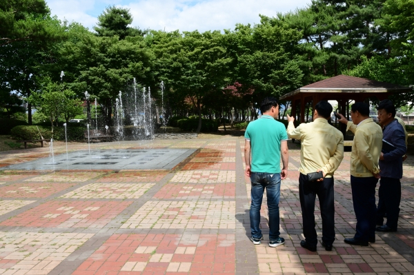 바닥분수 가동 시찰 중인 이용록 홍성부군수 및 군 관계자들