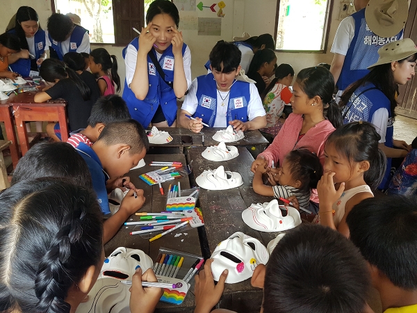 라오스 학생들이 목원대 해외봉사단의 지도에 따라 하회탈을 만들고 있다.