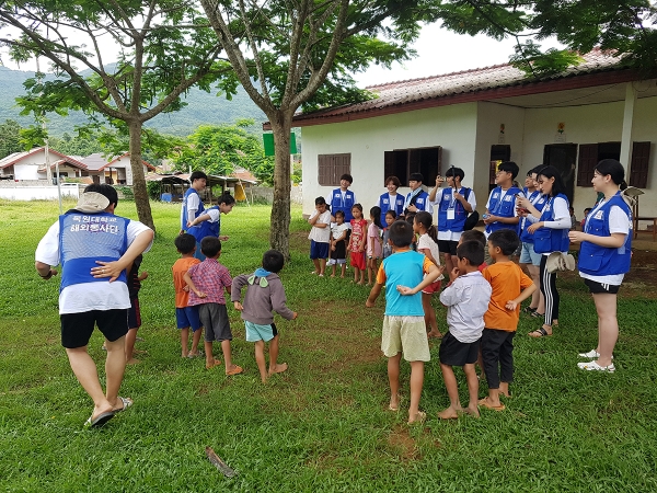 목원대 해외봉사단이 라오스 학생들에게 한국동요를 가르쳐주고 있다.