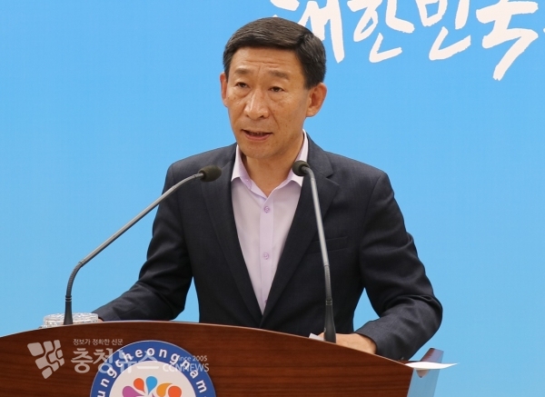 김찬배 기후환경국장이 10일 도청 기자실에서 "현대제철 위법행위를 철저히 입증하겠다"고 밝혔다.