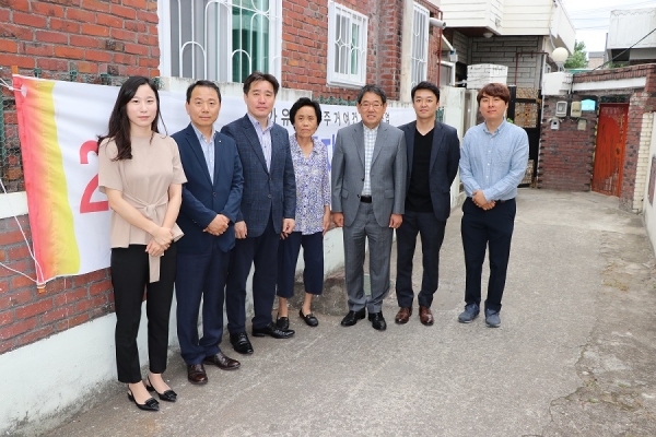 좌측 세 번째 부터 이남일 대전보훈청장, 대상자 고0심님, 대한주택건설협회 대전·세종·충남도회 전문수 회장