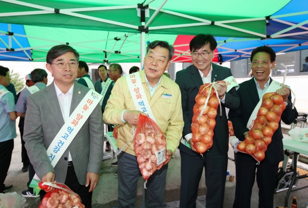 지난 10일 군청 민원봉사과 앞에서 열린 ‘마늘·양파 직거래 장터’ 모습.