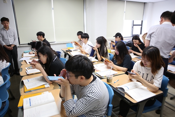 학생들이 모바일 앱 ‘엑시엄’을 사용해 영어 발음을 교정하고 있다.