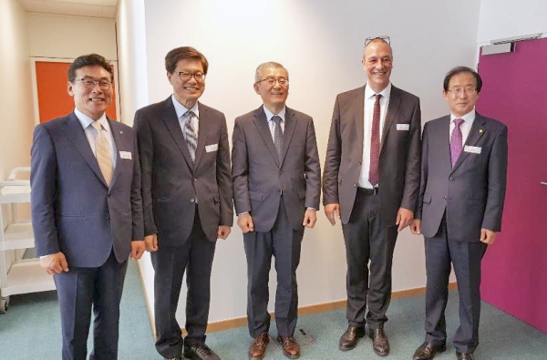 ARES 세미나(왼쪽부터 송석언 제주대 총장, 충남대 오덕성 총장, 김형진 주벨기에·유럽연합대사, 데미안 후벨리 총장, 이상경 경상대 총장)