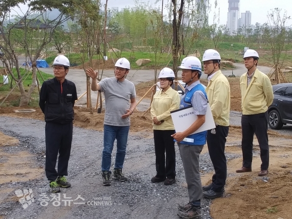 김진숙 행정중심복합도시건설청장(사진 가운데)은 국립세종수목원 조성사업 현장을 방문하여 현장관계자에게 공사현황을 보고 받고 안전점검을 실시하였다. (행복청 제공)