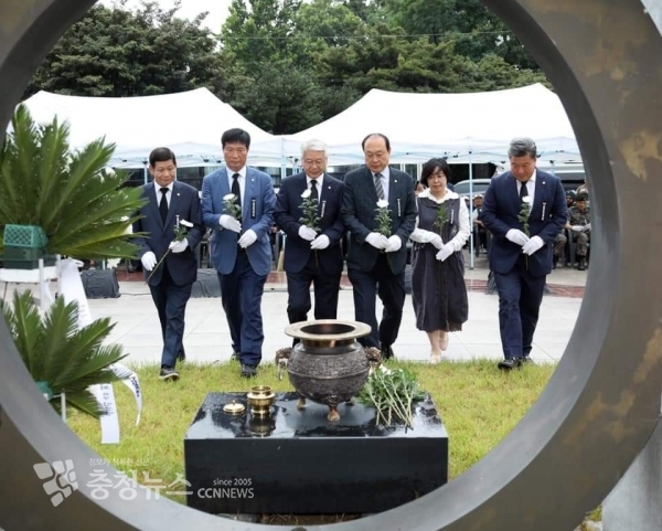 이날 추모제에는 서금택 의장을 비롯한 박용희·유철규·이재현·차성호·채평석 세종시의원 등이 참석했다.