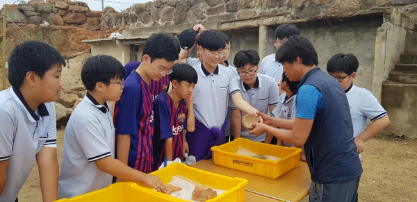 ‘580년 전 서천읍성으로 떠나는 시간여행’이라는 주제로 역사체험 프로그램 진행