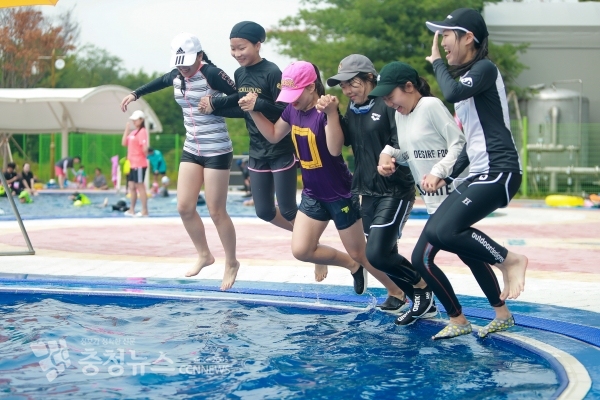 물놀이장을 찾은 아산시민이 여름을 즐기고 있다.
