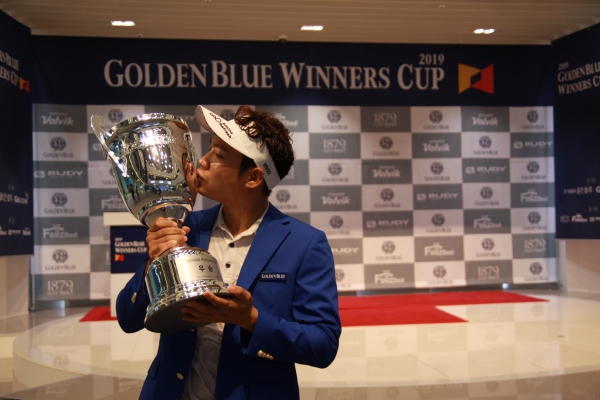 2019 골든블루 워너스 컵 2차 대회’가 12일(금), 13일(토) 대전 유성구 골프존조이마루에서 열린 가운데 우승을 한 김민수가 트로피에 입을 맞추고 있다..