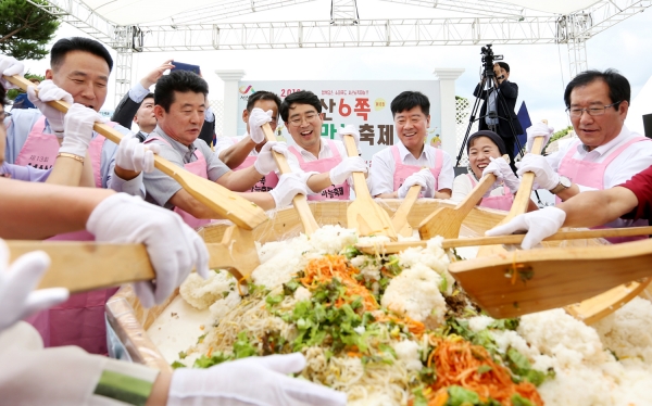 ‘제13회 서산6쪽마늘 축제’ 600인분 비빔밥 만들기 행사 모습