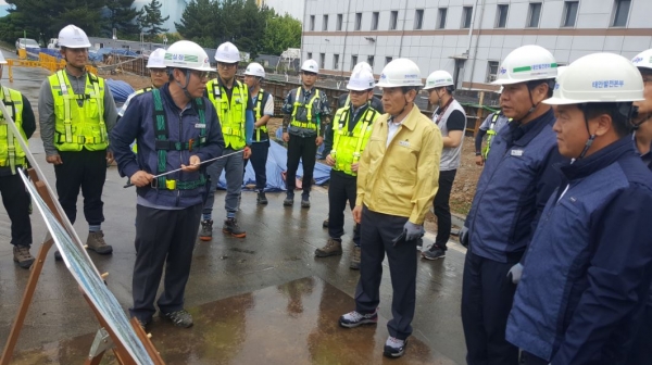 발전소 설비현장을 점검과 관련해 브리핑을 받고 있는 서부발전 김병숙 사장