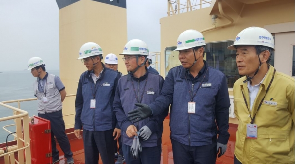 우측부터 서부발전 김병숙 사장 / 태안발전본부 권유환 본부장