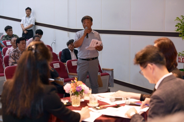 15일 월송동 시민과의 대화에서 질문을 하고 있는 월송동 주민 모습